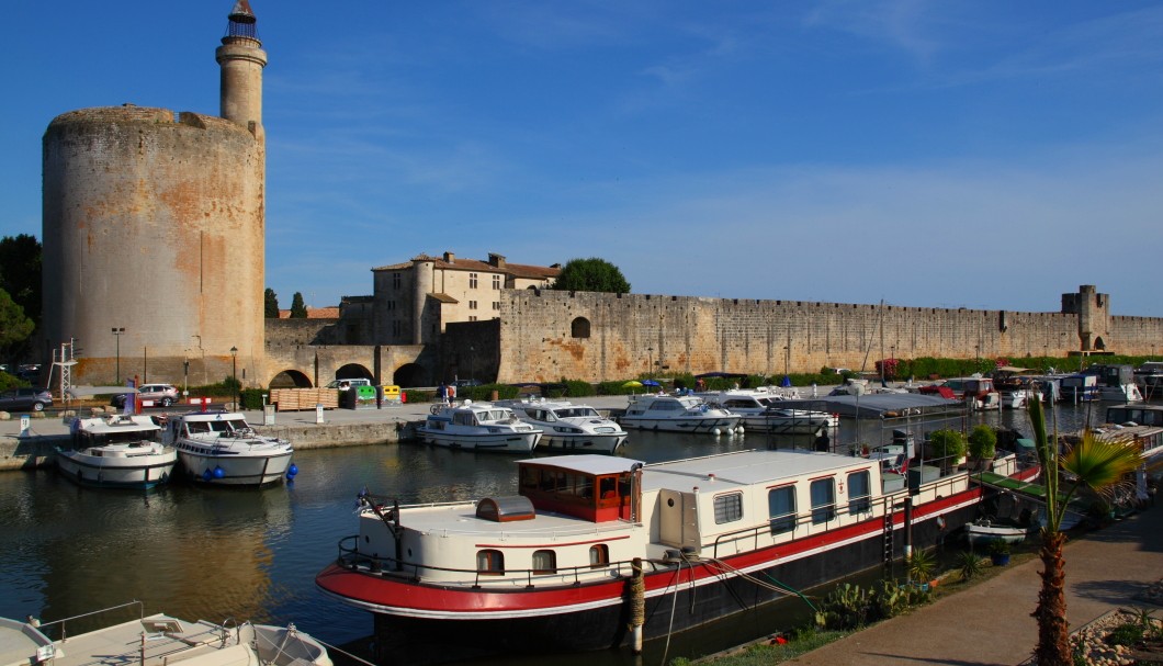 Aigues-Mortes in Südfrankreich - Stadtmauer Wehrturm