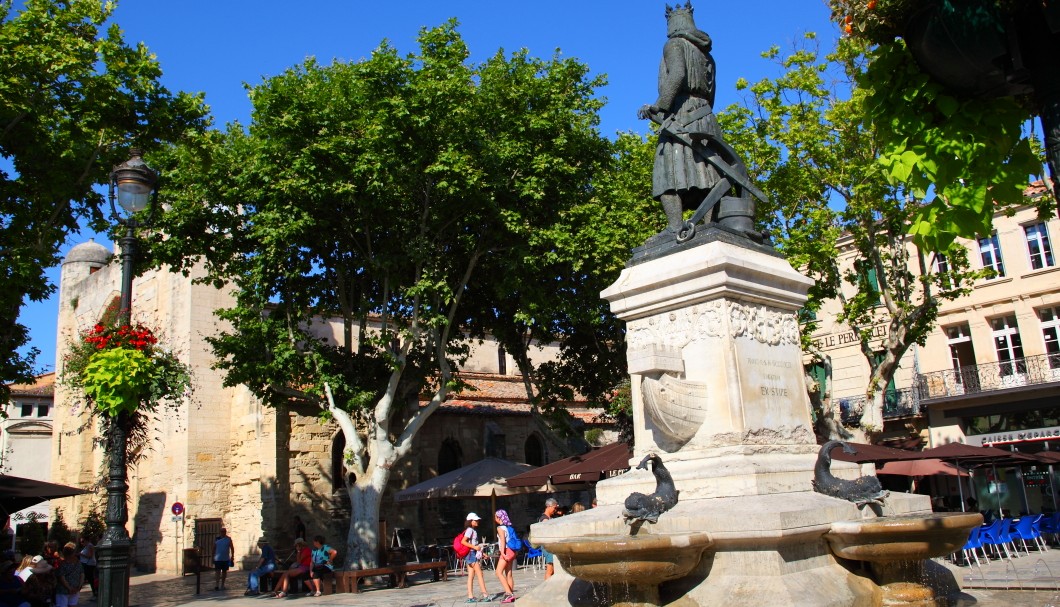 Aigues-Mortes in Südfrankreich - Altstadt Hauptplatz 