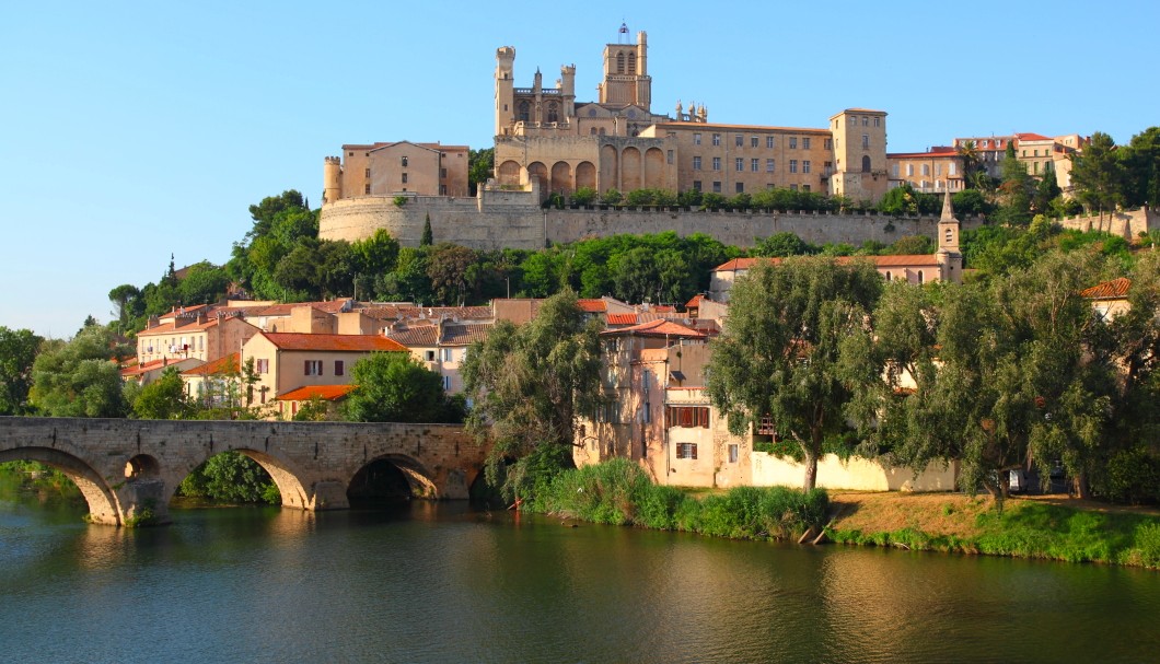 Béziers in Südfrankreich - Kathedrale St-Nazaire über Brücke Pont Vieux