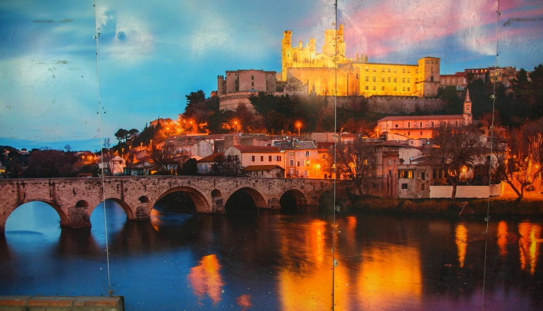 Béziers in Südfrankreich - Kathedrale St-Nazaire über Brücke Pont Vieux bei Nacht