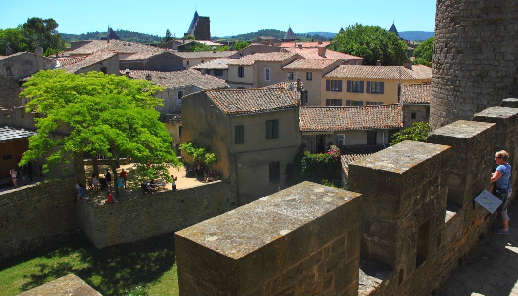 Carcassonne in Südfrankreich - Blick von Burgmauer auf Altstadt