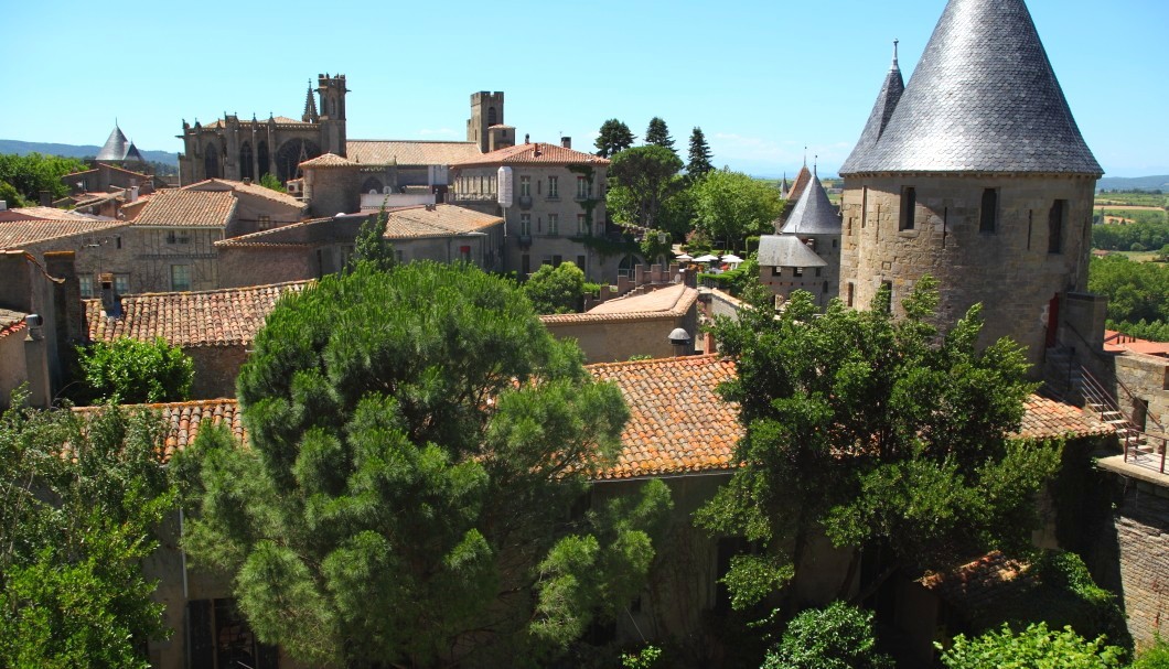 Carcassonne in Südfrankreich - Blick von Burgmauer auf Basilika