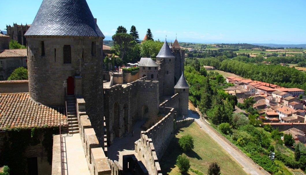 Carcassonne in Südfrankreich - Blick von Burgmauer auf Festungsmauern und Landschaft