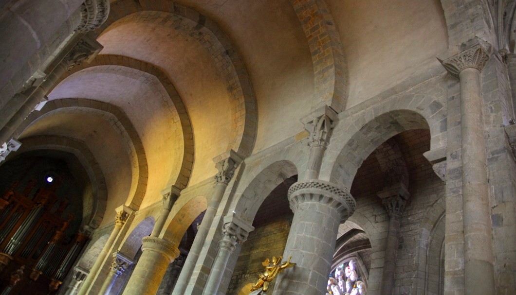 Carcassonne in Südfrankreich - Kirche Basilika innen 2