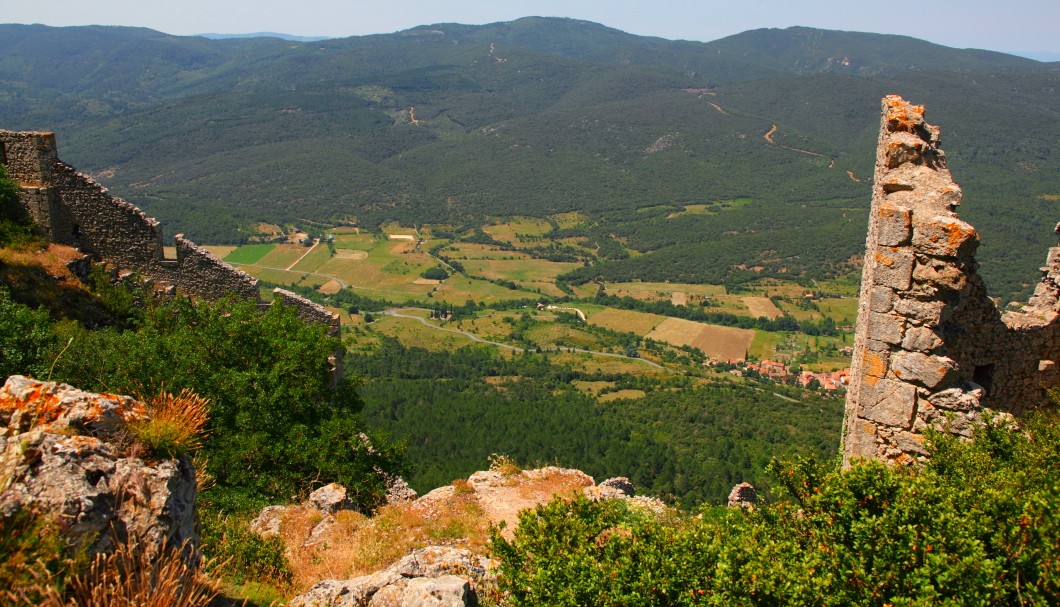 Peyrepertuse in Südfrankreich - Burg unten Panorama Corbières