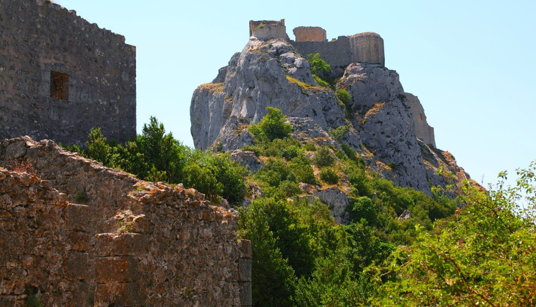 Peyrepertuse in Südfrankreich - Blick auf Burg oben