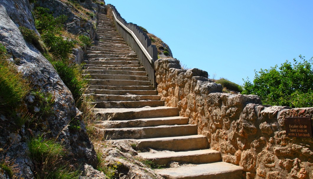 Peyrepertuse in Südfrankreich - Treppe zu Burg oben