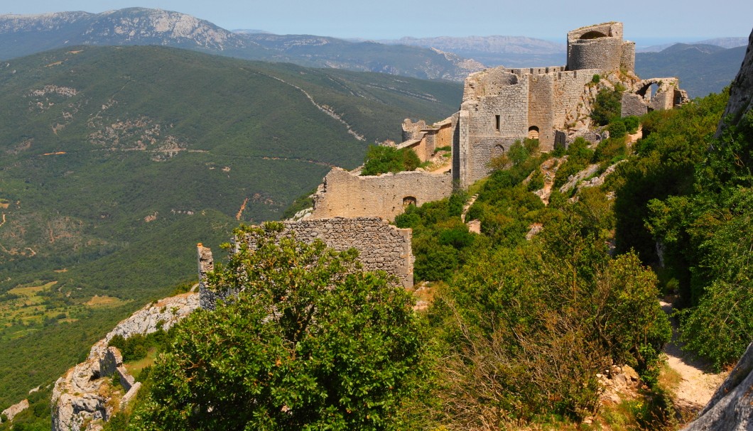 Peyrepertuse in Südfrankreich - Blick auf Burg unten und Corbières