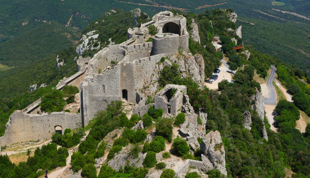 Peyrepertuse in Südfrankreich - Panorama Burg unten