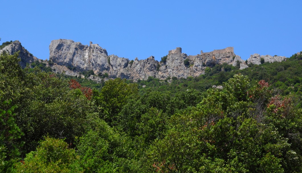 Corbières in Südfrankreich - Burg Katharer Peyrepertuse aus der Ferne