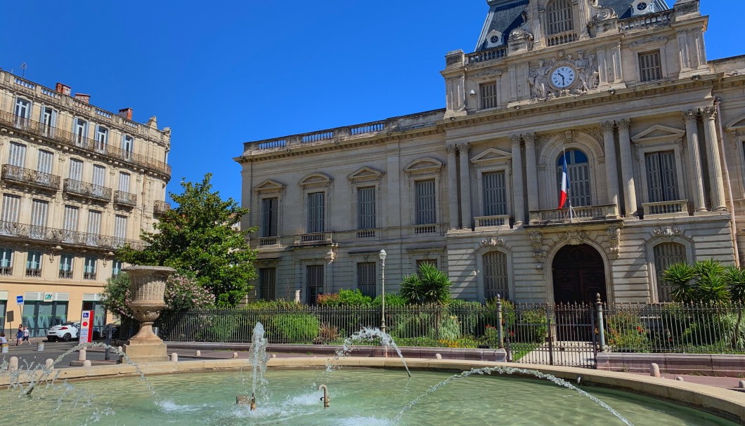 Montpellier in Südfrankreich - Place Martyrs de la Résistance, Préfecture de l'Hérault, Brunnen