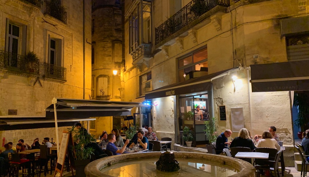 Montpellier in Südfrankreich - Place Saint Ravy Abend