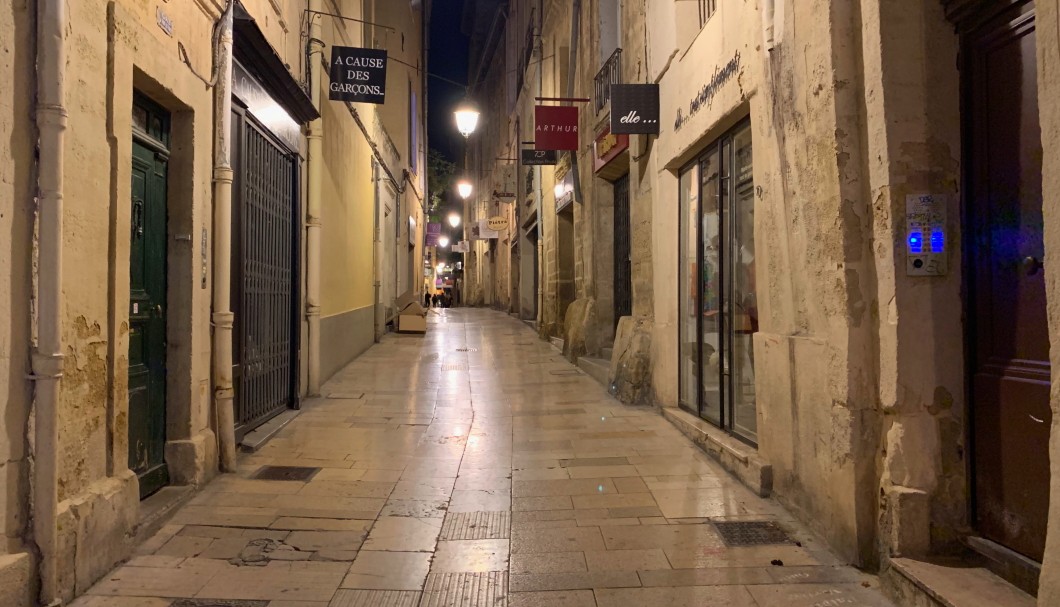 Montpellier in Südfrankreich - Altstadtgasse in der nacht