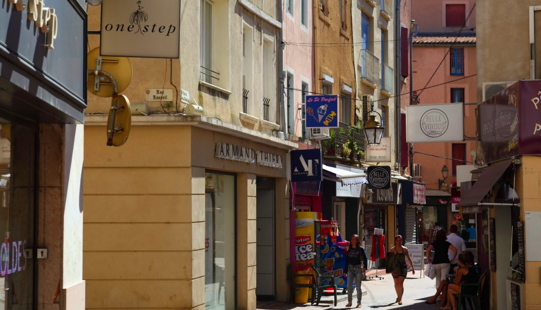 Narbonne in Südfrankreich - Einkaufsstraße