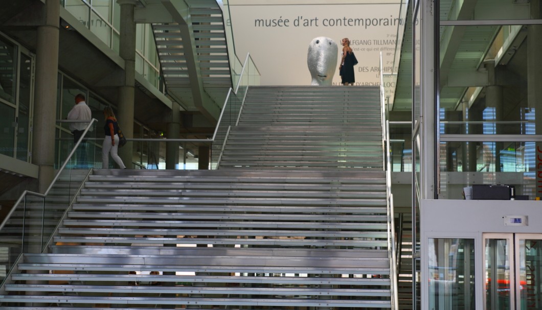 Nîmes in Südfrankreich - Kunstmuseum Carré d'Art Treppe innen
