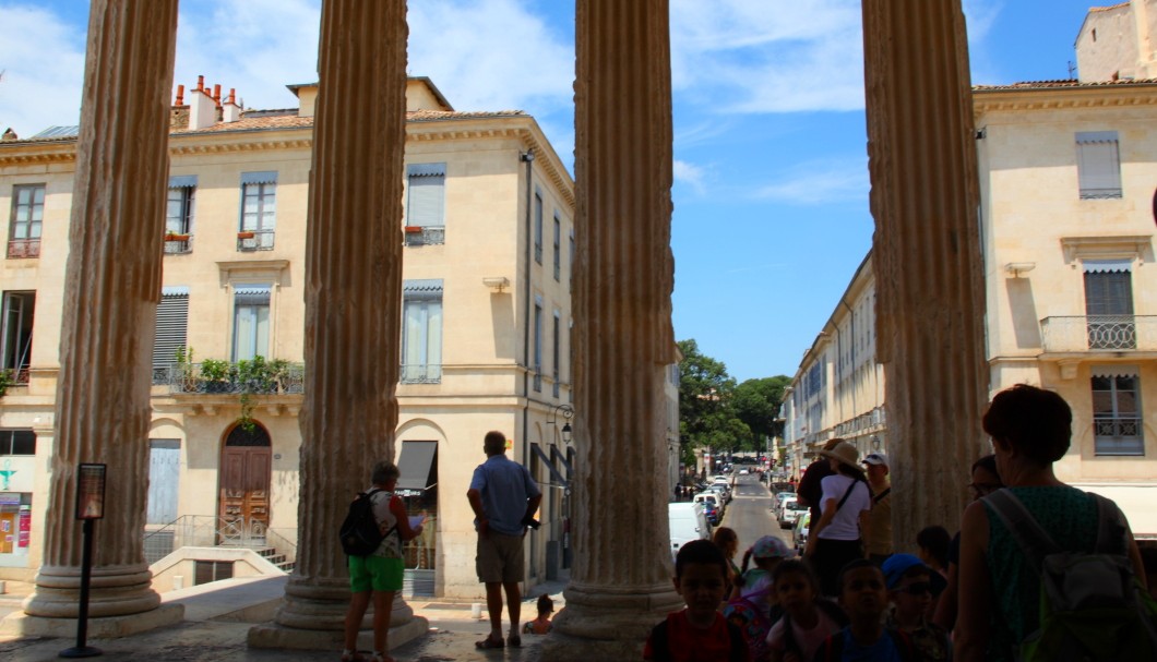 Nîmes in Südfrankreich - Tempel Maison Carrée Säulen