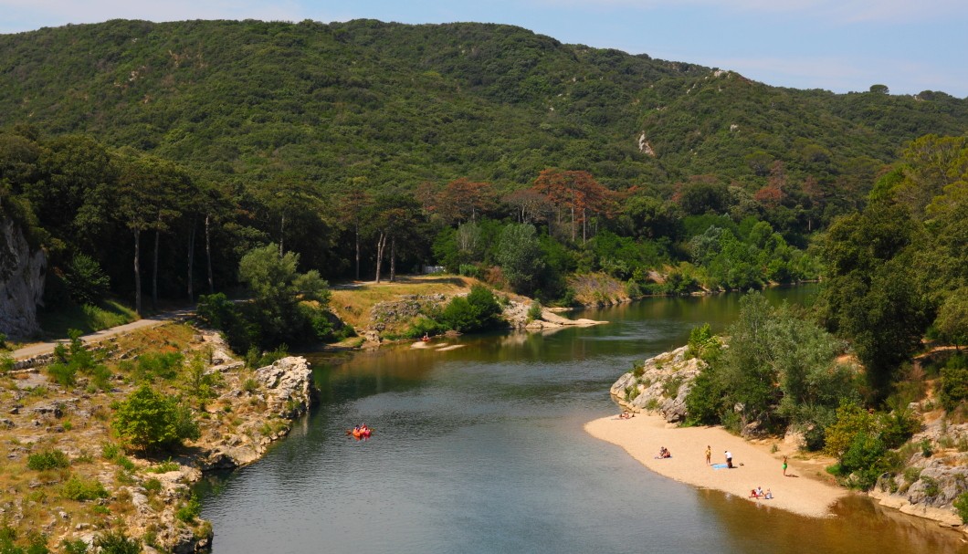 Pont du Gard in Südfrankreich - Fluss Gard Strand