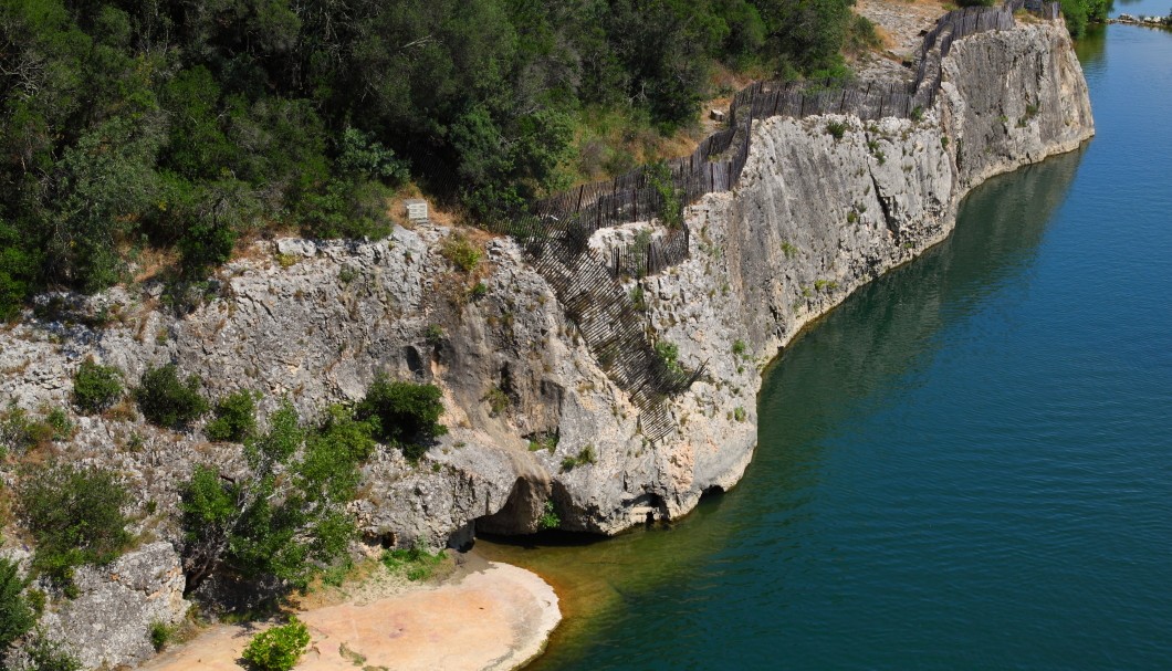 Pont du Gard in Südfrankreich - Fluss Gard Klippe