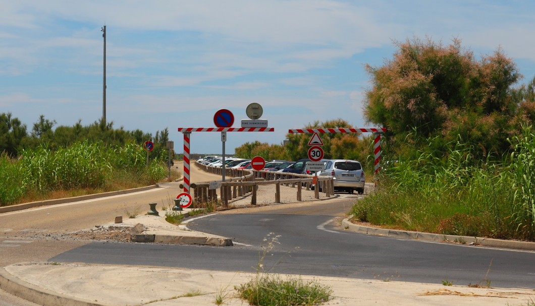 Sète Strand am Mittelmeer beim Étang de Thau in Südfrankreich - Parkplatz