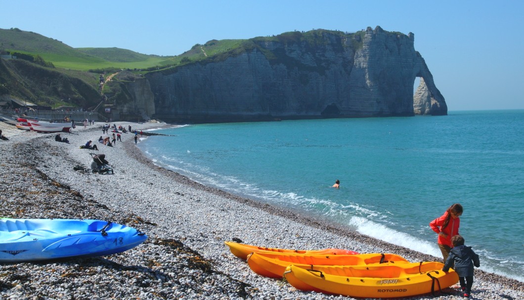 Étretat in der Normandie am Meer - Strand und Porte d'Aval und Aiguille d'Étretat