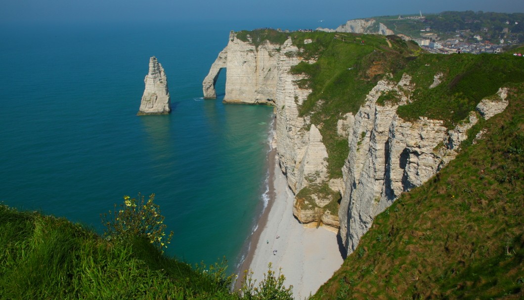 Étretat in der Normandie am Meer - Porte d'Aval und Aiguille d'Étretat mit Strand dahinter