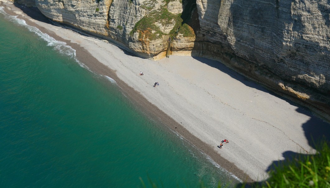 Étretat in der Normandie am Meer - Strand hinter Porte d'Aval und Aiguille d'Étretat