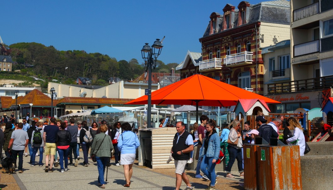 Étretat in der Normandie am Meer - Strandpromenade