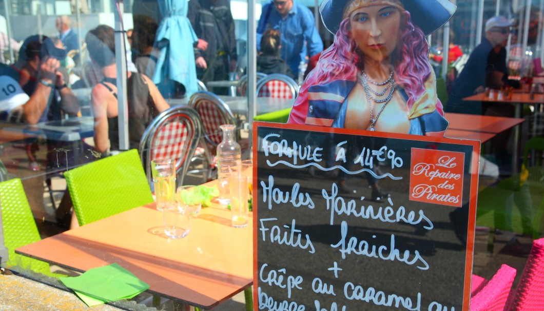 Étretat in der Normandie am Meer - Restaurant Strandpromenade