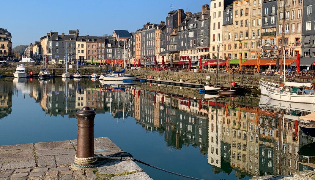 Honfleur in der Normandie am Meer - altes Hafenbecken