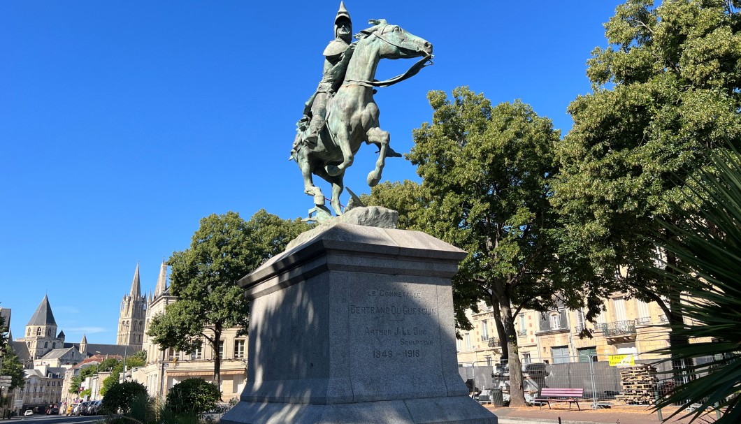 Normandie Urlaub in Caen - Statue Bertran du Guesclin