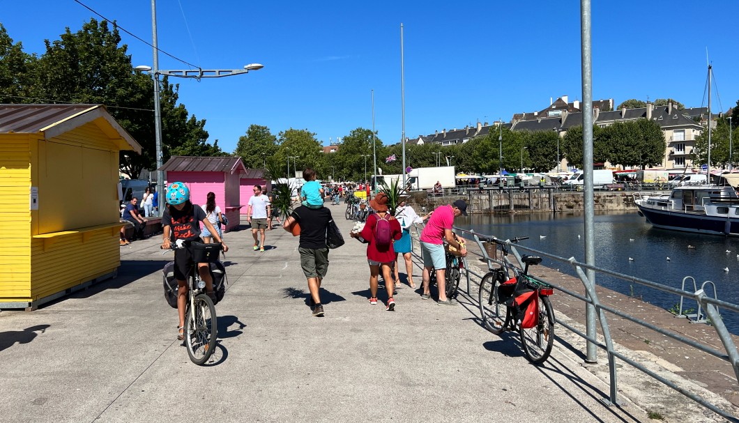 Normandie Urlaub in Caen - Yachthafen am Markttag