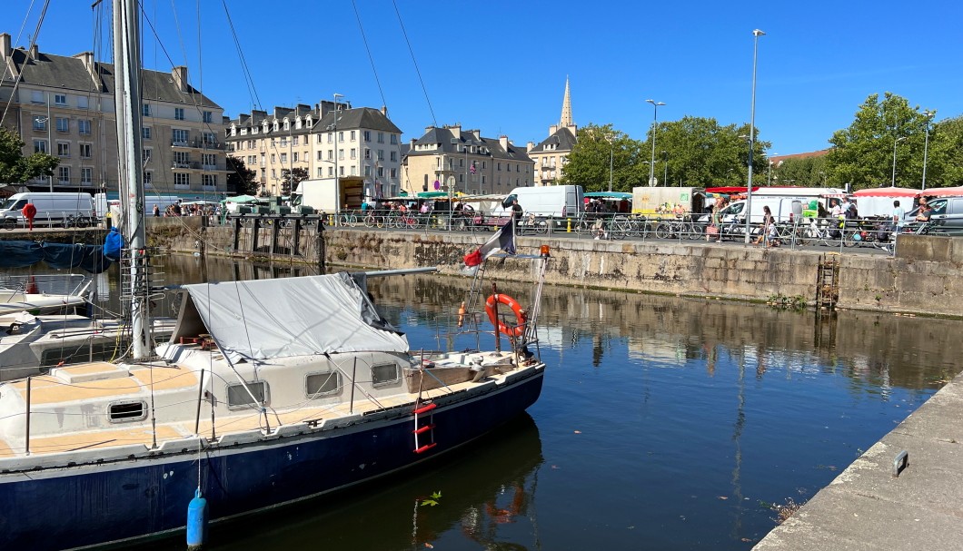 Normandie Urlaub in Caen - Yachthafen am Markttag