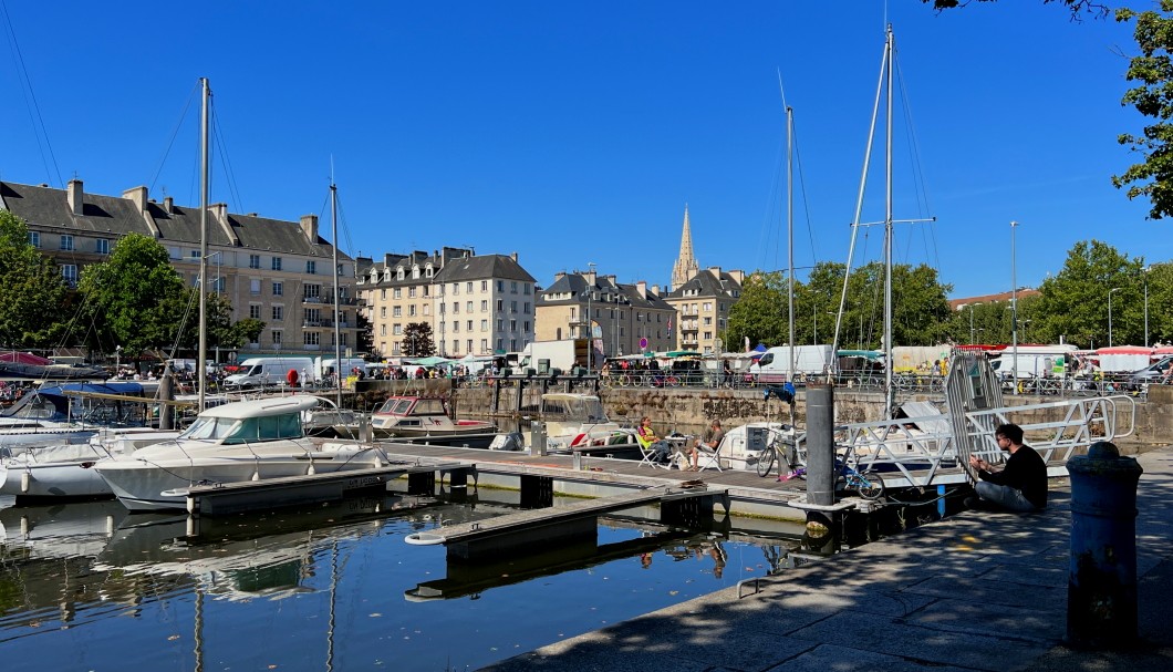 Normandie Urlaub in Caen - Yachthafen am Markttag