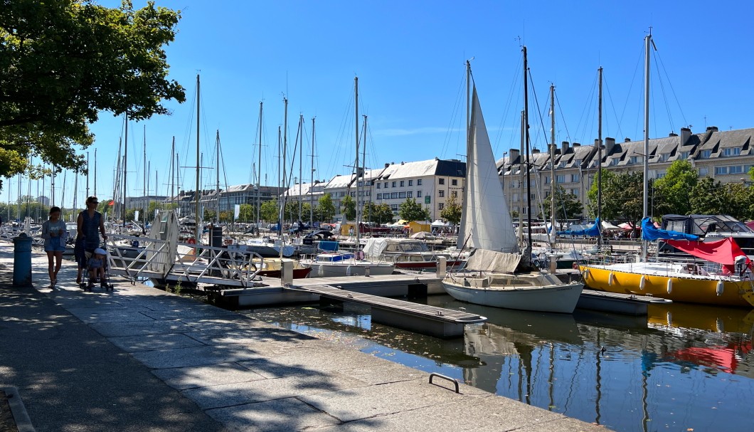 Normandie Urlaub in Caen - Yachthafen am Markttag