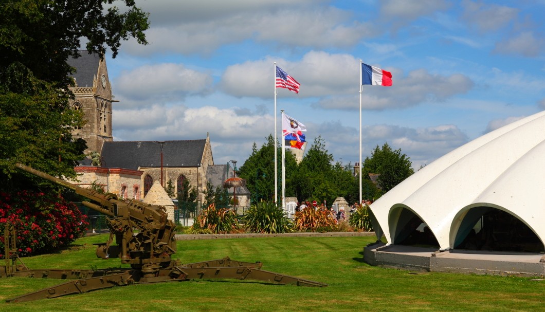 Sainte-Mère-Église Normandie - Gelände Airborne Museum und Kirche