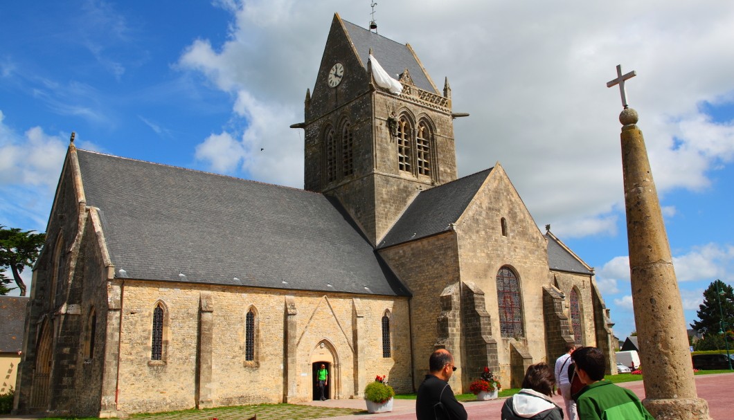 Sainte-Mère-Église Normandie - Kirche mit Fallschirm