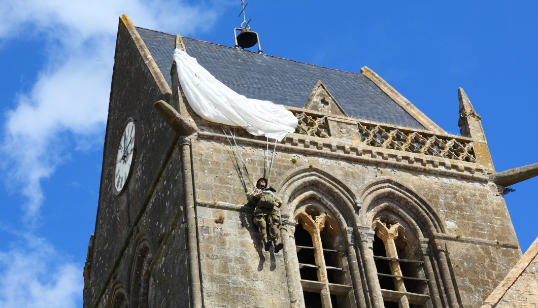 Sainte-Mère-Église Normandie - Puppe an Fallschirm an Kirche