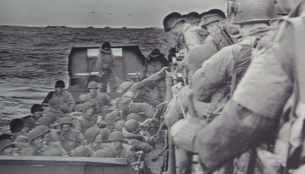 Amerikanischer Soldatenfriedhof Colleville-sur-Mer Normandie - Omaha Beach Soldaten verlassen Landungsboot