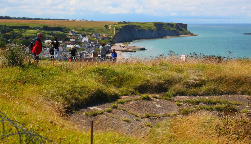 Arromanches-les-Bains Normandie Meer - Überrest Militäranlage auf Klippe