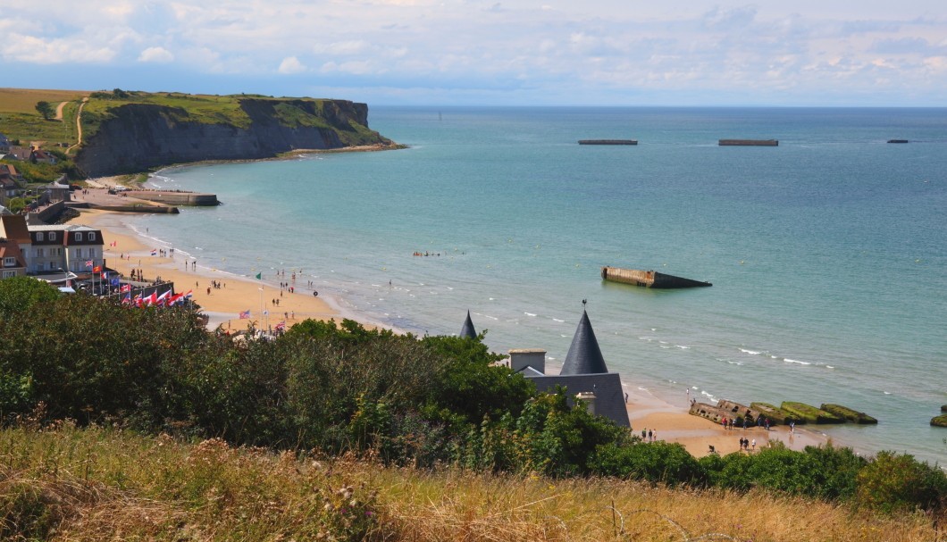 Arromanches-les-Bains Normandie Meer - Panorama Bucht mit Strand und Überbleibsel künstlicher Hafen