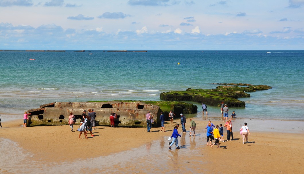 Arromanches-les-Bains Normandie Meer - Überbleibsel künstlicher Hafen am Strand 1