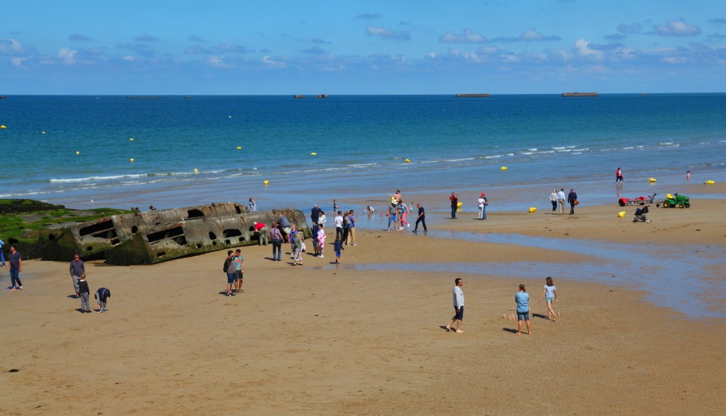 Arromanches-les-Bains Normandie Meer - Überbleibsel künstlicher Hafen am Strand 2