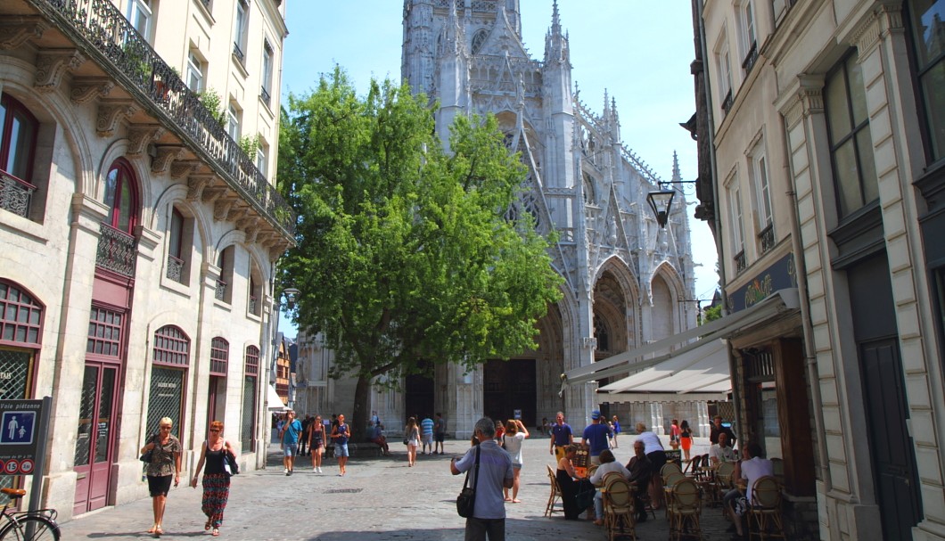 Normandie Urlaub in Rouen - Place Barthélémy mit Kirche Saint-Maclou 