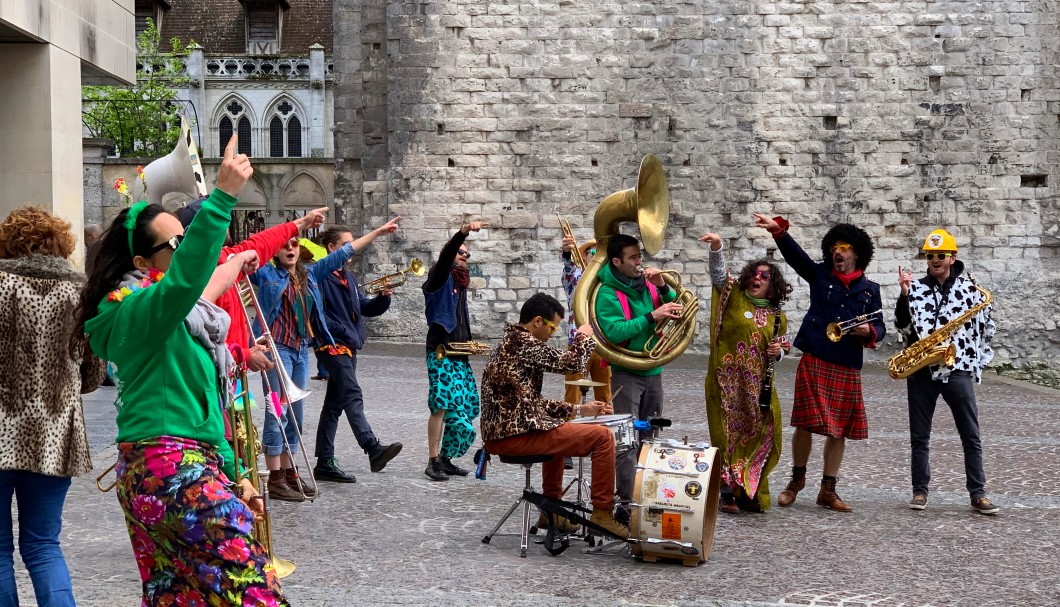 Normandie Urlaub in Rouen - Vorplatz Kathedrale mit Musik