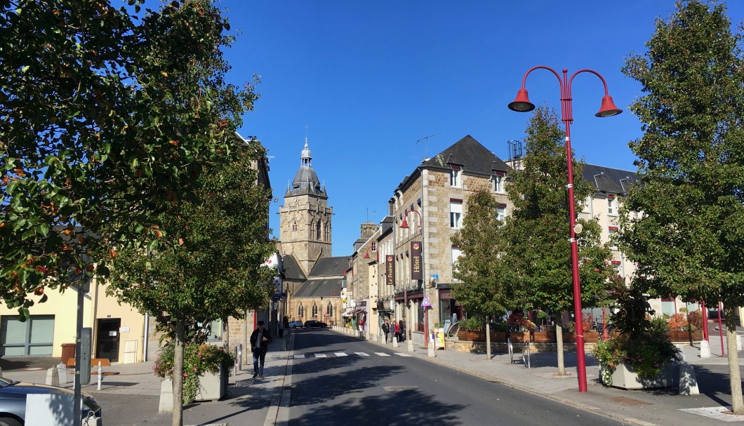 Normandie Urlaub in Villedieu-les-Poêles - Blick auf Kirche Notre Dame von Rue du Général de Gaulle