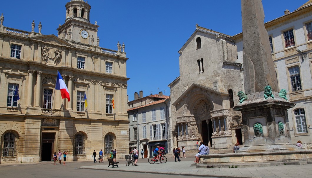Arles Provence - Place de la République Rathaus Kathedrale Obelisk