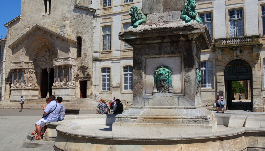 Arles Provence - Place de la République Obelisk Kathedrale Portal