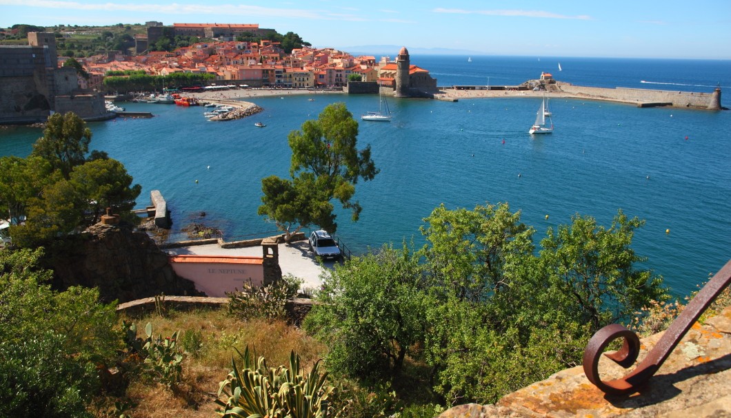 Park des Museums für moderne Kunst in Collioure, Aussicht auf den Hafen