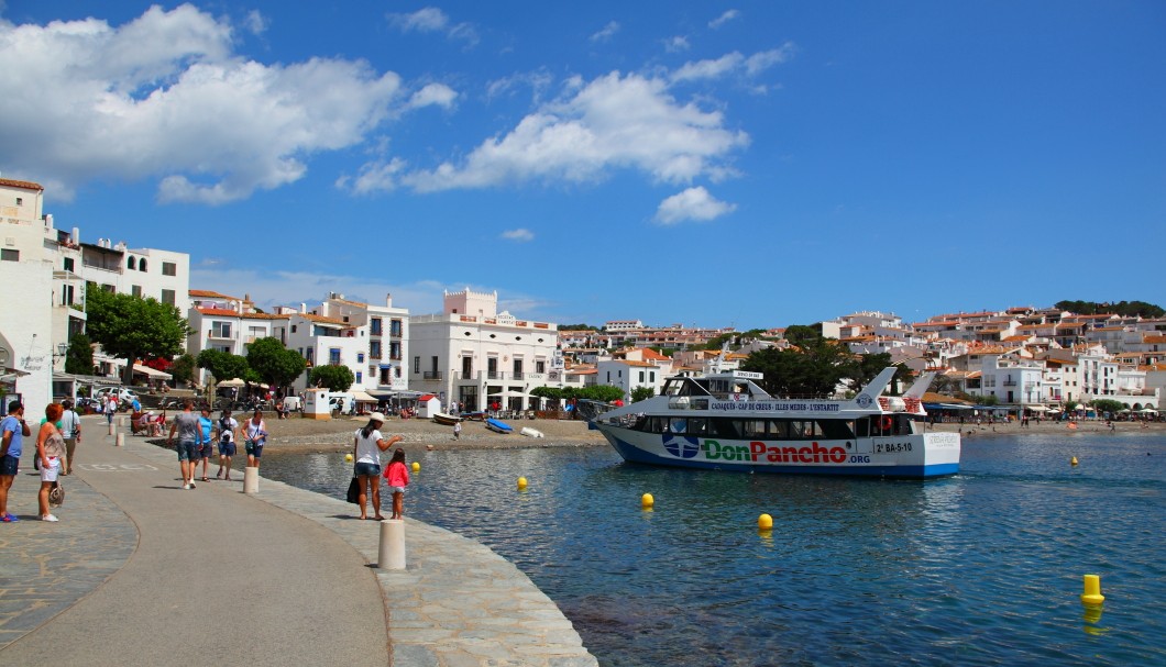 Cadaqués Hafenzeile mit Ausflugsboot