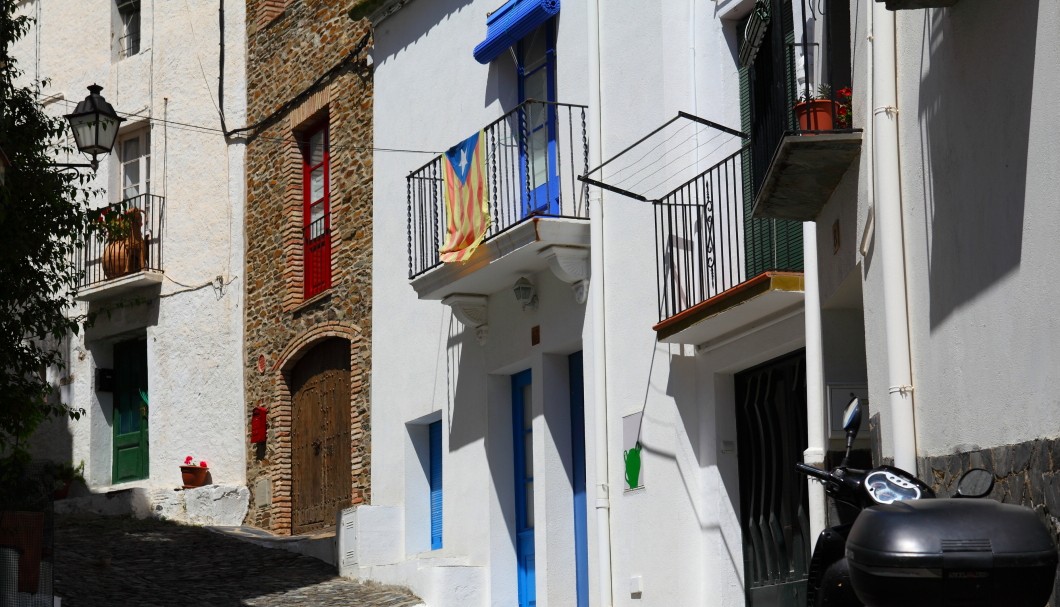 Cadaqués Katalanische Flagge am Balkon